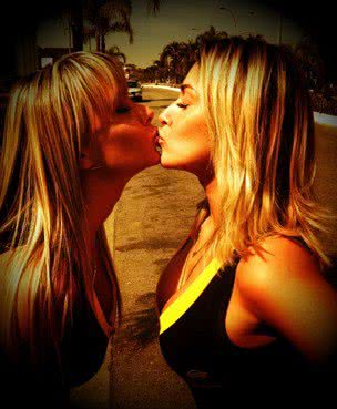 Imagem Juju Salimeni e Dani Bolina trocam selinho e postam foto no Twitter