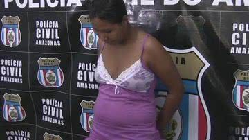 Imagem Mulher abre barriga de grávida com lâmina para roubar bebê