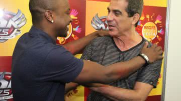 Imagem Thiaguinho comprimenta Durval no Camarim
