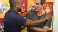 Imagem Thiaguinho comprimenta Durval no Camarim