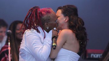 Imagem No Rock in Rio, Bebel Gilberto e Sandra de Sá se beijam na boca