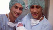 Imagem Neymar posta foto com filha de Ganso que nasceu na sexta-feira