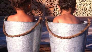 Imagem Filhas de Ronaldo tomam banho de balde em Ibiza
