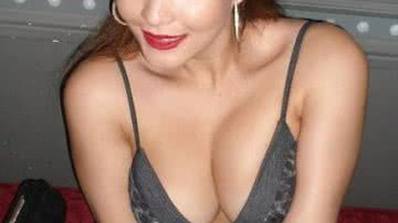 Imagem Geisy Arruda aparece com look periguete em balada