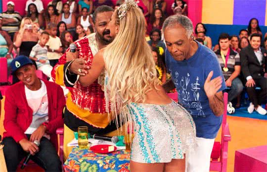 Imagem Gilberto Gil dá tapinha no bumbum de Valesca Popozuda