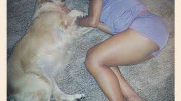 Imagem Gracyanne Barbosa posta foto sexy ao lado do cachorro