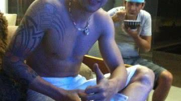 Imagem Gusttavo Lima aparece em foto de toalha e com cigarro suspeito