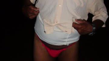 Imagem Mulher chega em casa e acha vizinho vendo pornô e usando sua calcinha