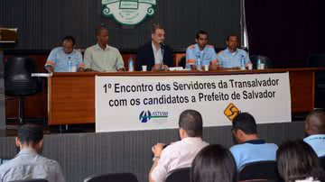Imagem Pelegrino de frente com servidores municipais