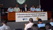Imagem Pelegrino de frente com servidores municipais