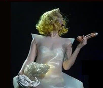 Imagem Lady Gaga ganha vibrador de fã em pleno show