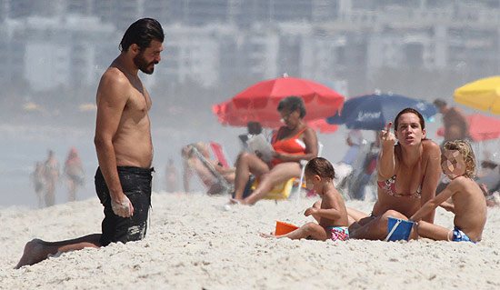 Imagem Vanessa Lóes 'dá dedo' a paparazzi na frente dos filhos