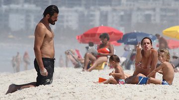 Imagem Vanessa Lóes 'dá dedo' a paparazzi na frente dos filhos