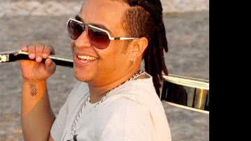 Imagem Ex-cantor do Olodum é barrado em boate por usar camisa regata