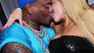 Imagem MC Sapão dá beijaço em esposa após apresentação