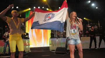 Imagem  Léo Santana, torcedor do Vitória, levanta bandeira do Bahia com Claudinha