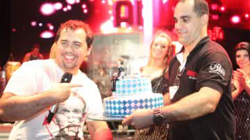 Imagem Vocalista do Aviões recebe surpresa no palco