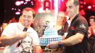 Imagem Vocalista do Aviões recebe surpresa no palco