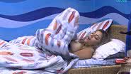 Imagem Veja: Monique “paga peitinho” ao tentar trocar de roupa