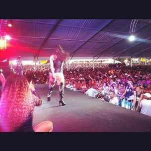 Imagem Mulher Melancia torce joelho no Salvador Fest