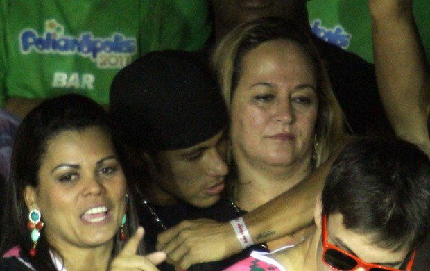 Imagem Ivete diz que Neymar tem que jogar bola com ela