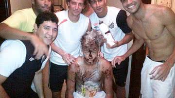 Imagem Neymar leva "banho" de chocolate e farinha no Santos