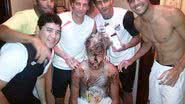 Imagem Neymar leva "banho" de chocolate e farinha no Santos