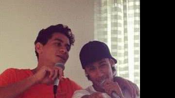 Imagem Neymar e Paulo Henrique Ganso trocam o futebol pela música