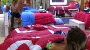 Imagem Nicole Bahls tenta se trocar debaixo do edredon e mostra mais do que devia