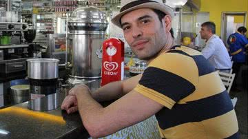 Imagem Chapéu é marca do cantor de "oi oi oi" da novela Avenida Brasil