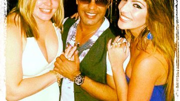 Imagem Zezé di Camargo é flagrado com ex-BBBs em bastidores de show