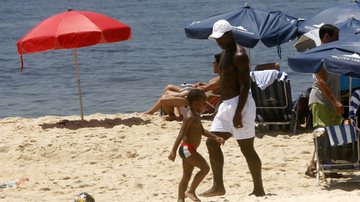 Imagem Seedorf curte praia no Rio de Janeiro com a família