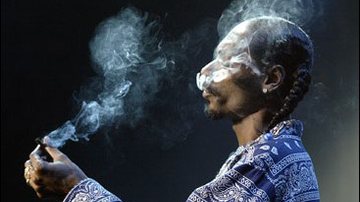 Imagem Snoop Dogg diz que vai fumar maconha no Brasil