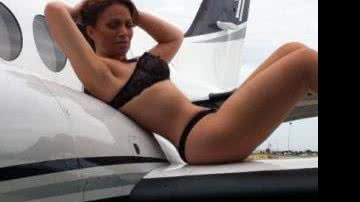 Imagem Vocalista da banda Aviões do Forró, posa de lingerie