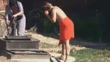 Imagem Viviane irrita inimiga e leva uma cusparada na cara