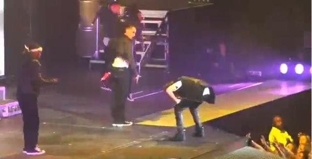 Imagem Vídeo: Justin Bieber vomita em palco durante show