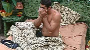 Imagem BBB: Yuri senti saudade de Laisa e cheira calcinha dela