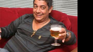 Imagem Cantor tem funcionário para carregar cerveja