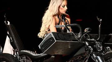 Imagem Lady Gaga, em show, sai de dentro de vagina gigante