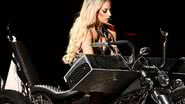 Imagem Lady Gaga, em show, sai de dentro de vagina gigante