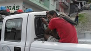 Imagem Populares prendem ladrão e entregam para a polícia