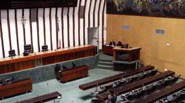 Imagem Por falta, 30 deputados tiveram cortes no salário
