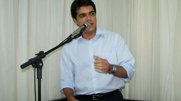 Imagem Rogério Andrade conversa com lideranças na Assembleia