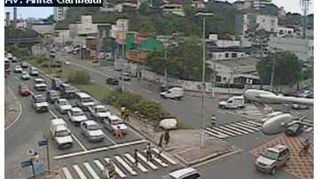 Imagem  Carro perde controle e invade loja de perfumes em Itapuã
