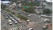 Imagem  Carro perde controle e invade loja de perfumes em Itapuã