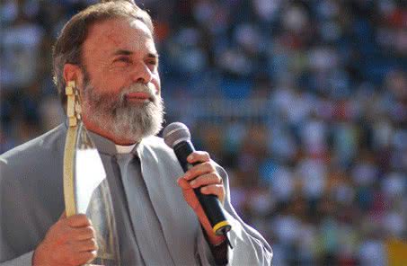 Imagem Padre Antônio Maria é feito refém em mosteiro