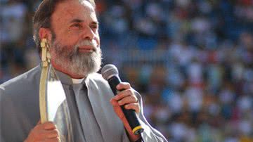 Imagem Padre Antônio Maria é feito refém em mosteiro