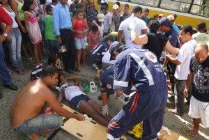 Imagem Ônibus vira e deixa 18 pessoas feridas