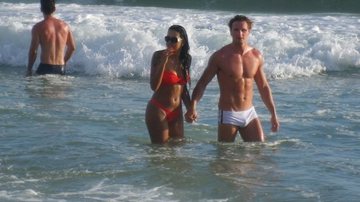 Imagem O casal desfilou os corpos sarados na areia da praia carioca 