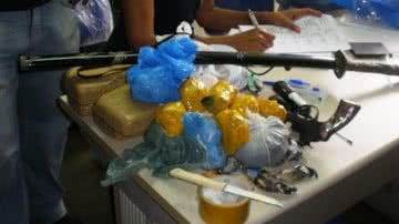 Imagem Drogas e armas são apreendidas em Feira